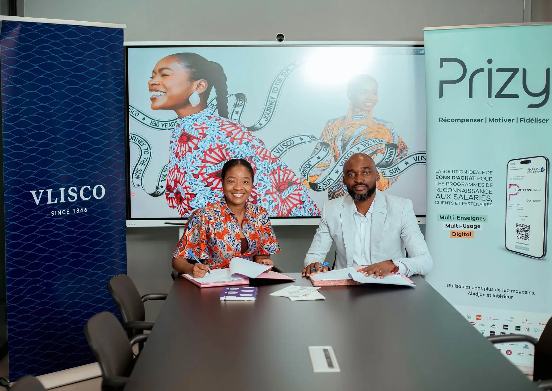 Malika Koné (Vlisco) et Maxime Elong (Prizy Côte d’Ivoire) lors de la signature du partenariat à Abidjan